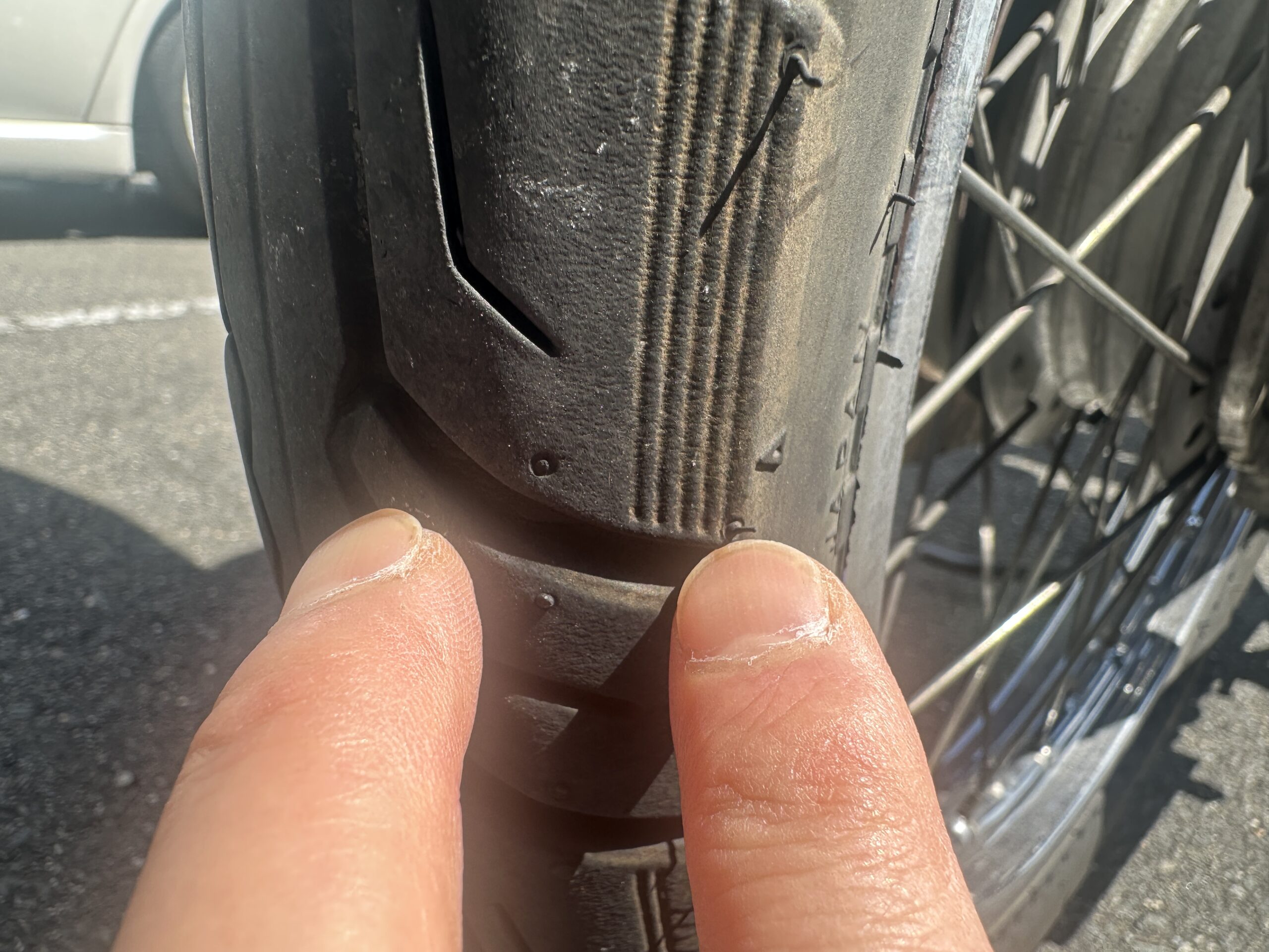 スリップサインの確認（溝が摩耗しているタイヤ）