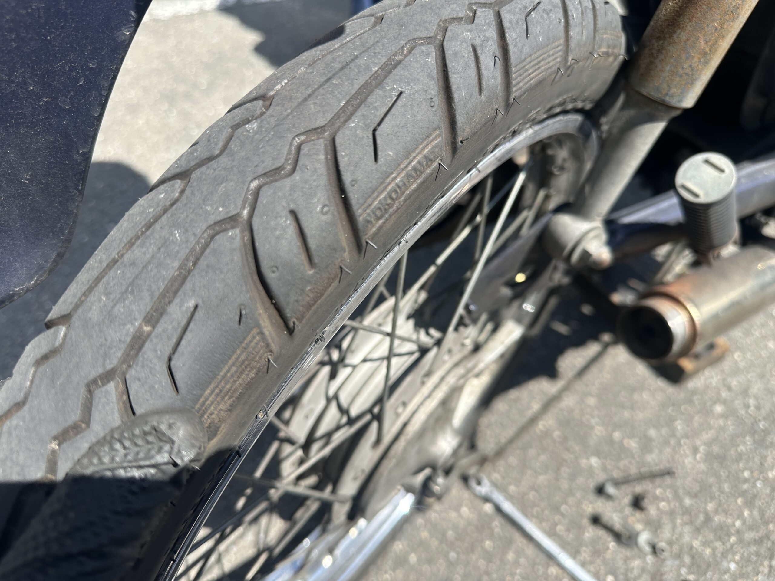 タイヤのトレッド面（溝が摩耗）